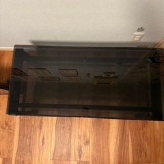 ガラスのテレビ台の画像