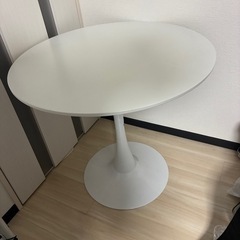 白テーブル　円形の画像