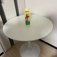 白テーブル　円形の画像