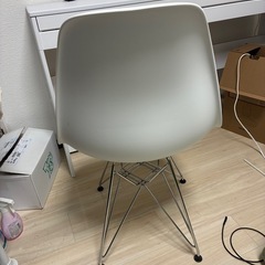 白い椅子の画像