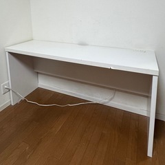 無料でお譲りします！　食器棚　オーブンレンジ　長机の画像