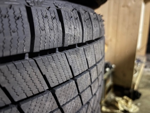 ブリザックVRX3 235/45r17 23年製 1シーズン使用バリ溝イボ残り