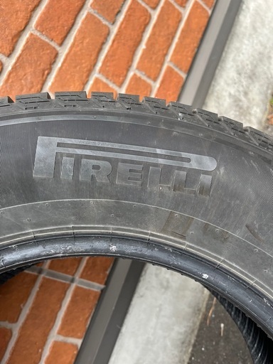 スタッドレス 235/65R17 　ピレリ　
2022年製