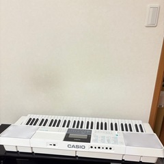 電子ピアノ　CASIO カシオ　光ナビゲーション　キーボード　の画像