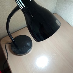 机とイスとライトの画像