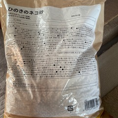 少し使用している　カインズのひのきの猫砂の画像