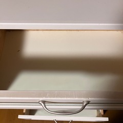 窓付き箪笥の画像