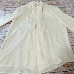 【UNIQLO】長袖　胸元リボン　ボウタイシアーブラウス　シャツ　Mサイズの画像