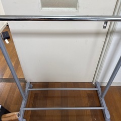 目覚ましと折りたたみベットの画像