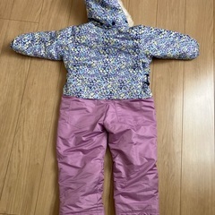 ジャンプスーツ（サイズ100）と帽子の画像
