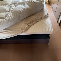 ダブルベッド！マットレス、トッパーに布団とカバーもつけて！引き取り限定！すぐ寝たい人！差し上げます！ の画像