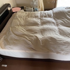 ダブルベッド！マットレス、トッパーに布団とカバーもつけて！引き取り限定！すぐ寝たい人！差し上げます！ の画像