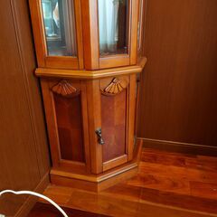 ガラス及び木製キャビネット台形コーナー用（中古品）の画像