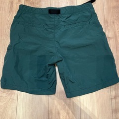美品！ユニクロ　ダークグリーン ショートパンツ サイドポケット付きの画像