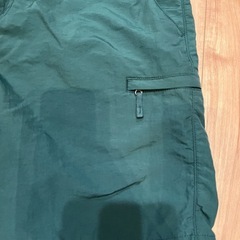 美品！ユニクロ　ダークグリーン ショートパンツ サイドポケット付きの画像