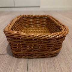小物収納に◎コンパクトな木製かごの画像