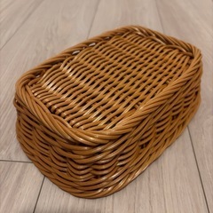 小物収納に◎コンパクトな木製かごの画像