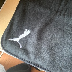 PUMA 刺繍ロゴ ブランケット 黒の画像
