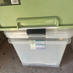 引き出し収納3つ、衣装ケース2つの画像
