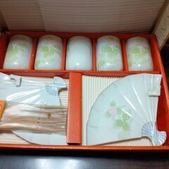 お皿（蓋つき）、5客セット、徳利の大・小　まとめて、いかがですか。の画像