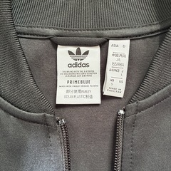 adidasトラックジャケットの画像