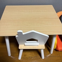 ニトリ机、トイザらス子供机椅子セット、アンパンマンそるぁーソファーの画像