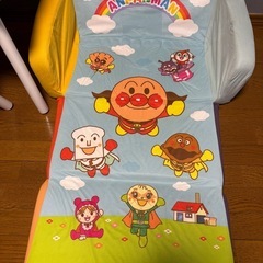 ニトリ机、トイザらス子供机椅子セット、アンパンマンそるぁーソファーの画像