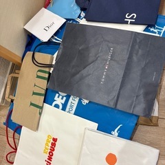 ハイブランド紙袋などまとめ売り　おそらく100枚くらいの画像
