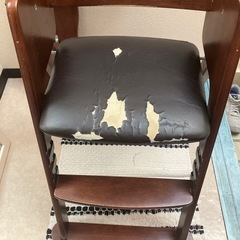 カトージ　木製ハイチェア(テーブル付き、腰ベルト付き、ワイドサイズ)の画像