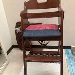 カトージ　木製ハイチェア(テーブル付き、腰ベルト付き、ワイドサイズ)の画像