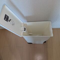 ゴミ箱とプランター容器の画像