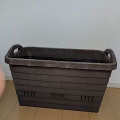 ゴミ箱とプランター容器の画像