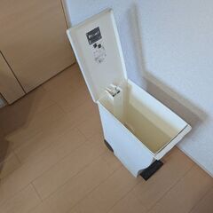 ゴミ箱とプランター容器の画像