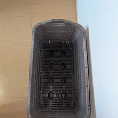 ゴミ箱とプランター容器の画像