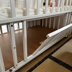 ベビーベッド（ベッドガード付）の画像