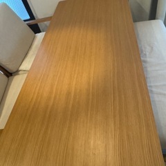 リビングでもダイニングでもつかえるテーブル　無印良品　オーク材の画像