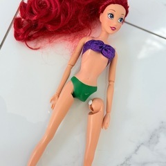 アリエル　クッションと人形の画像