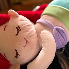 アリエル　クッションと人形の画像
