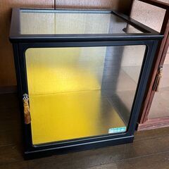 無料　ガラスの人形ケースと茶道用のガラスケースの画像