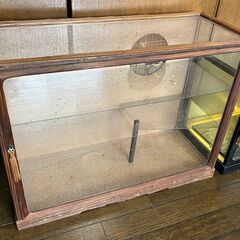 無料　ガラスの人形ケースと茶道用のガラスケースの画像