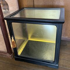 無料　ガラスの人形ケースと茶道用のガラスケースの画像