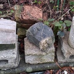 逗子 無料あげます 石材 ブロック ブリックレンガ 瓦 かわら 庭園 装飾品 瓶 置物 ストーンプレート 台座  花スクエア 門扉 フェンス エクステリア 生け花 玄関 床材 外壁 内壁 舗装 建築材料 床 水回り 天板 壁 石肌 天然石 加工 石碑 飛び石 庭 ガーデニング 粘板岩 板状 加工 境界 BBQ キャンプの画像