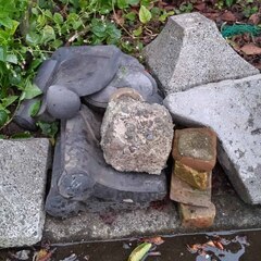 逗子 無料あげます 石材 ブロック ブリックレンガ 瓦 かわら 庭園 装飾品 瓶 置物 ストーンプレート 台座  花スクエア 門扉 フェンス エクステリア 生け花 玄関 床材 外壁 内壁 舗装 建築材料 床 水回り 天板 壁 石肌 天然石 加工 石碑 飛び石 庭 ガーデニング 粘板岩 板状 加工 境界 BBQ キャンプの画像