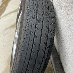 ホイール付きタイヤの画像