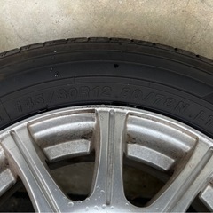 ホイール付きタイヤの画像