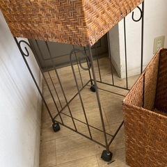 レトロな籐の収納ケース　ランドリーケース　キャスター付の画像