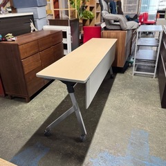 A1732🌟配送可能♻️激安‼️ NAIKI(ナイキ)KUYシリーズ 会議用テーブル 幕板付き 棚付き 幅1800×奥行450×高さ700・720mm🌟の画像