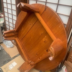 大きな丸テーブルの画像