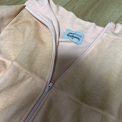 ピンクのジャージ上下セットの画像