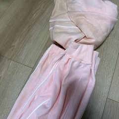 ピンクのジャージ上下セットの画像